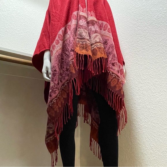 V.FRAAS ❤️ Rare Red Paisley Pattern, Ruana/ Poncho Cape with Twisted Fringes - Picture 3 of 7